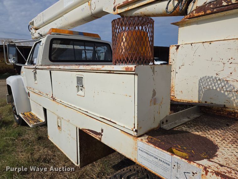 image for item DT5356 1982 Ford B700 bucket truck