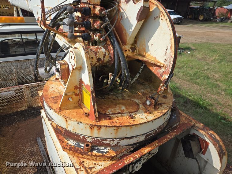 image for item DT5356 1982 Ford B700 bucket truck