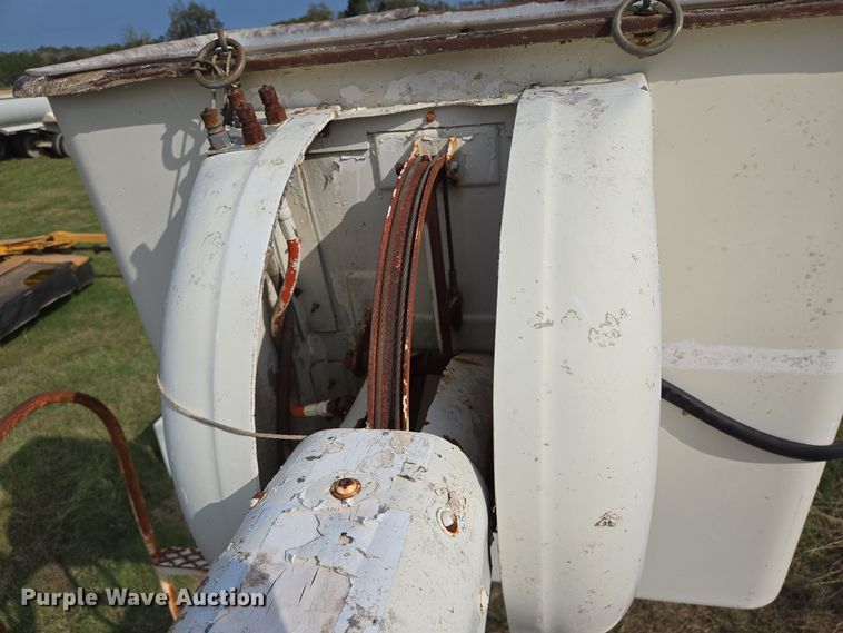 image for item DT5356 1982 Ford B700 bucket truck