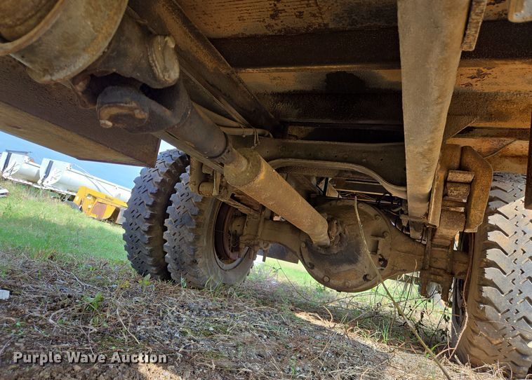 image for item DT5356 1982 Ford B700 bucket truck