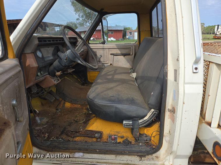 image for item DT5356 1982 Ford B700 bucket truck