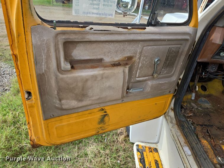 image for item DT5356 1982 Ford B700 bucket truck