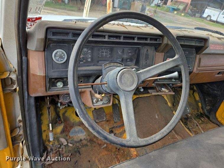 image for item DT5356 1982 Ford B700 bucket truck