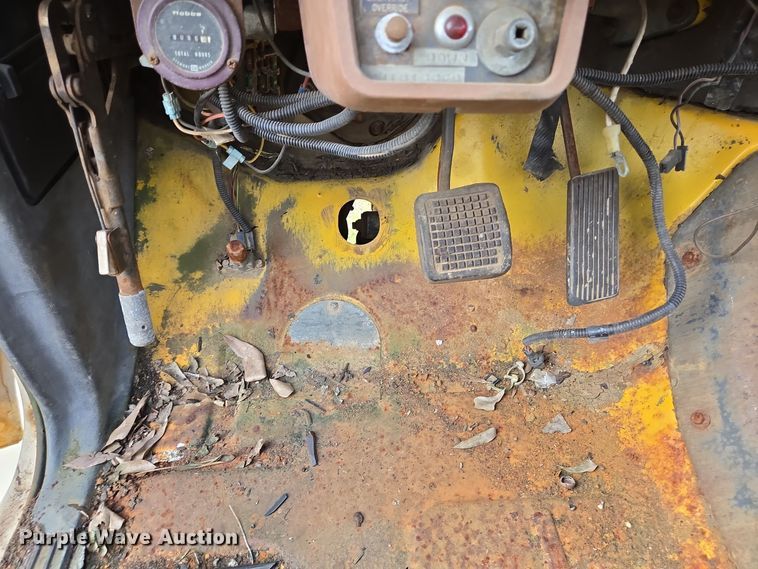 image for item DT5356 1982 Ford B700 bucket truck