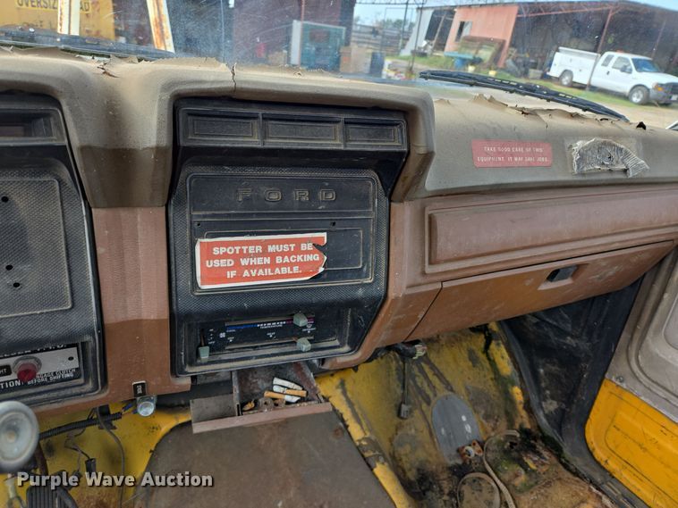 image for item DT5356 1982 Ford B700 bucket truck