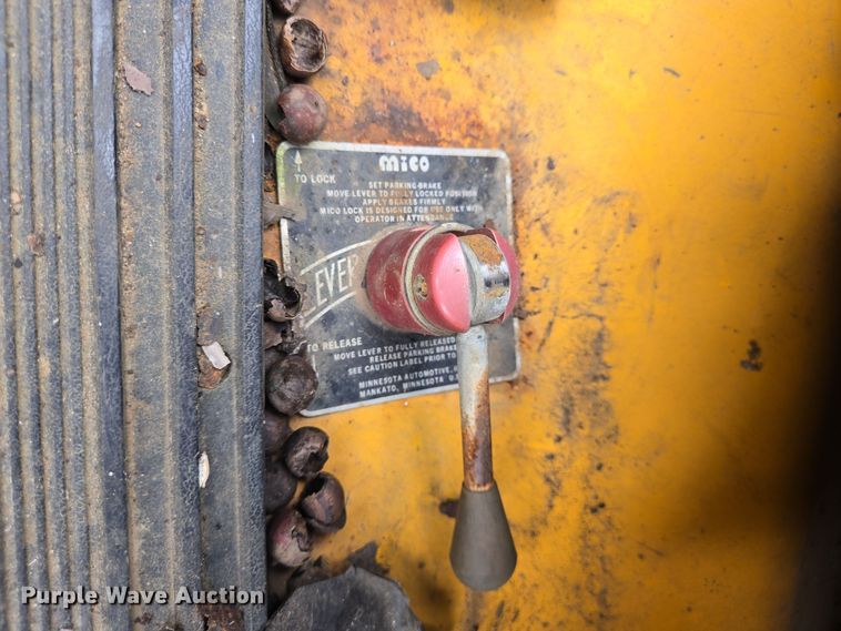 image for item DT5356 1982 Ford B700 bucket truck