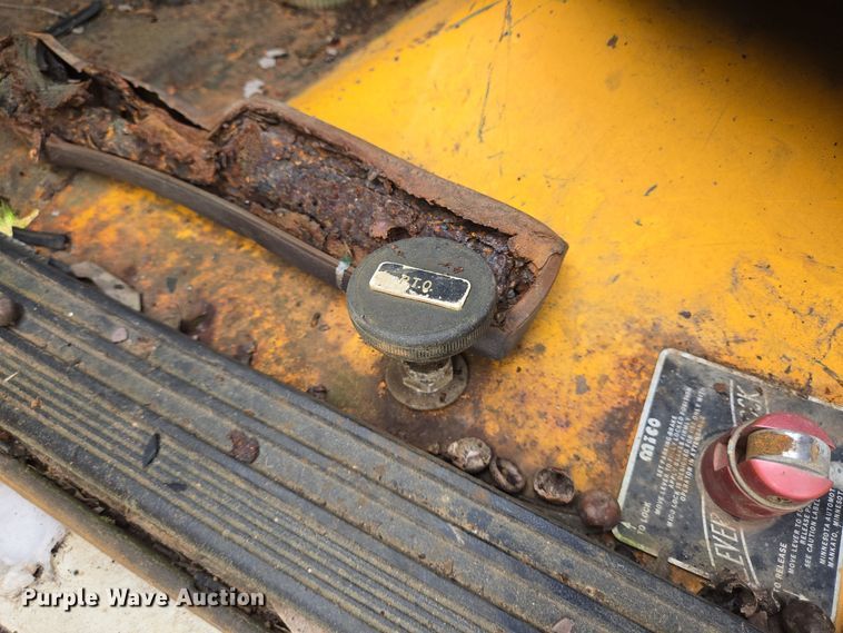 image for item DT5356 1982 Ford B700 bucket truck