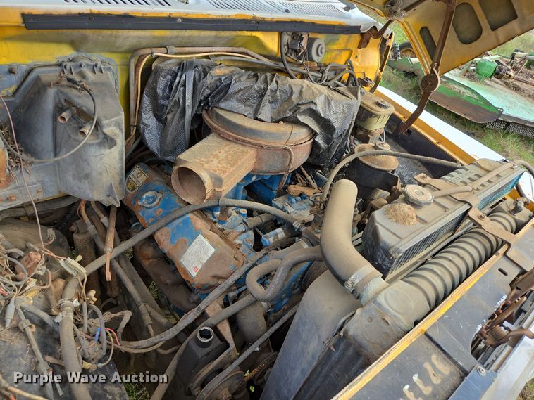 image for item DT5356 1982 Ford B700 bucket truck