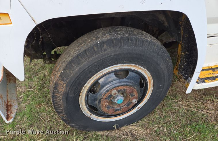 image for item DT5356 1982 Ford B700 bucket truck