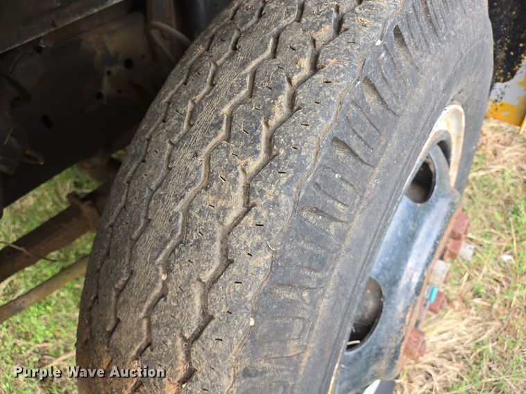 image for item DT5356 1982 Ford B700 bucket truck