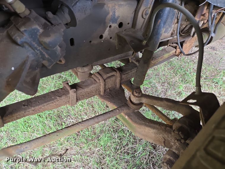 image for item DT5356 1982 Ford B700 bucket truck