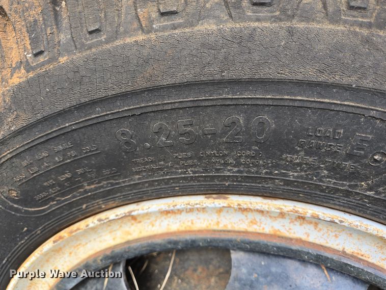 image for item DT5356 1982 Ford B700 bucket truck