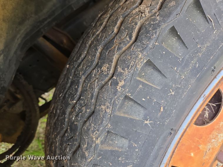 image for item DT5356 1982 Ford B700 bucket truck