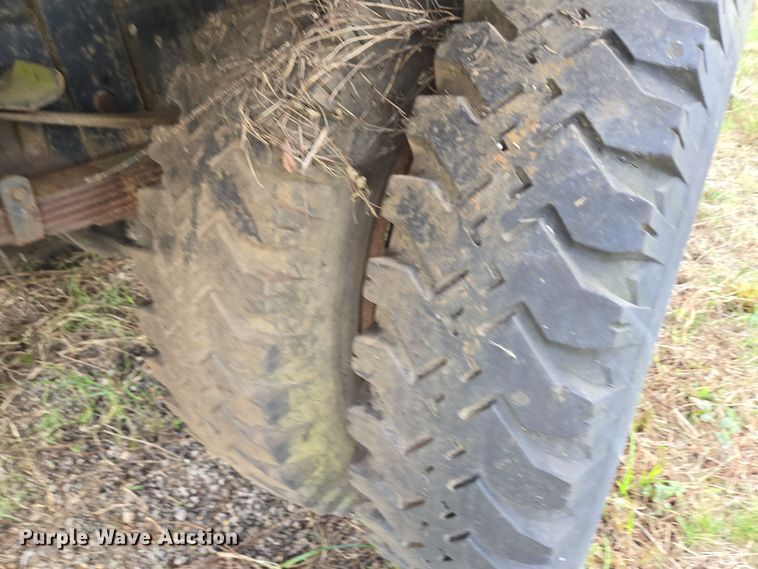 image for item DT5356 1982 Ford B700 bucket truck