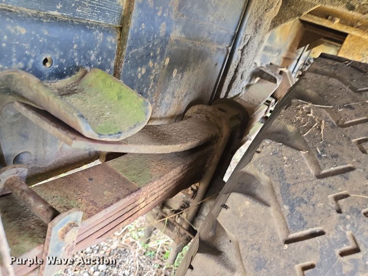 image for item DT5356 1982 Ford B700 bucket truck