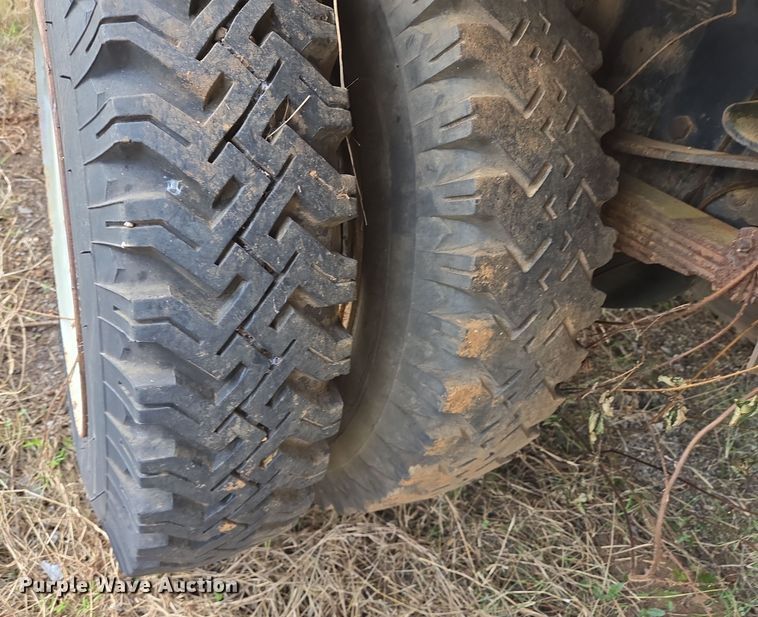 image for item DT5356 1982 Ford B700 bucket truck