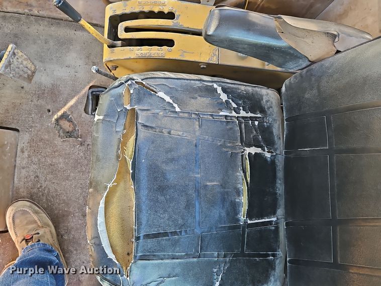 image for item DT7564 1985 Caterpillar 120G motor grader