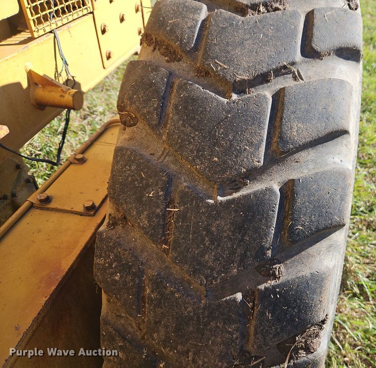 image for item DT7564 1985 Caterpillar 120G motor grader