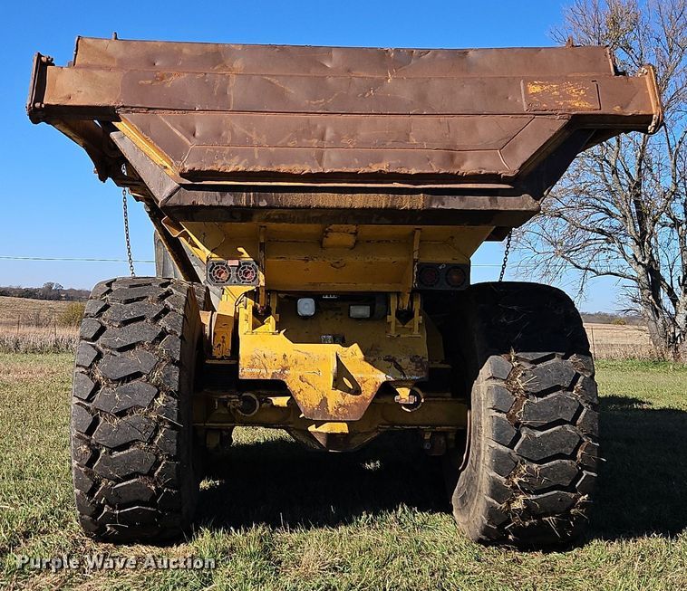 image for item DT7565 2006 John Deere 400D haul truck