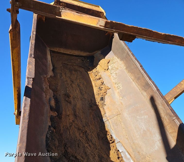 image for item DT7565 2006 John Deere 400D haul truck