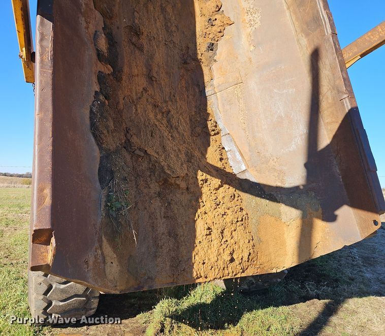 image for item DT7565 2006 John Deere 400D haul truck