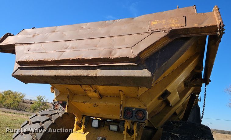 image for item DT7565 2006 John Deere 400D haul truck