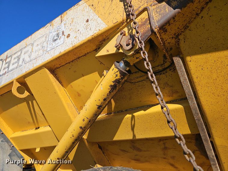 image for item DT7565 2006 John Deere 400D haul truck