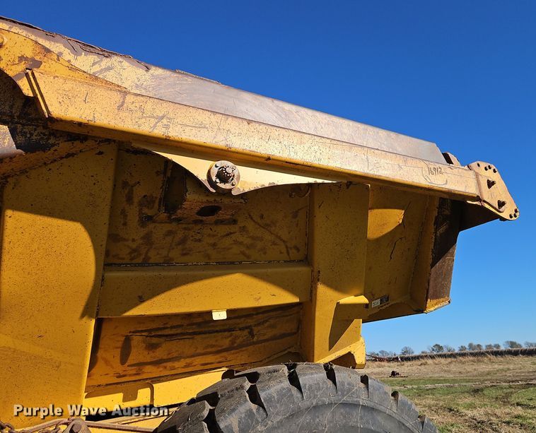 image for item DT7565 2006 John Deere 400D haul truck