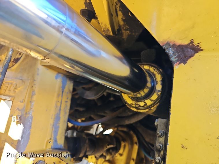 image for item DT7565 2006 John Deere 400D haul truck