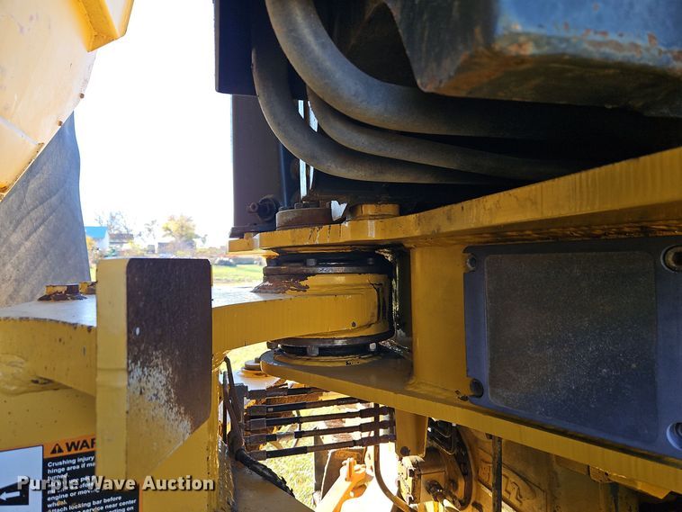 image for item DT7565 2006 John Deere 400D haul truck