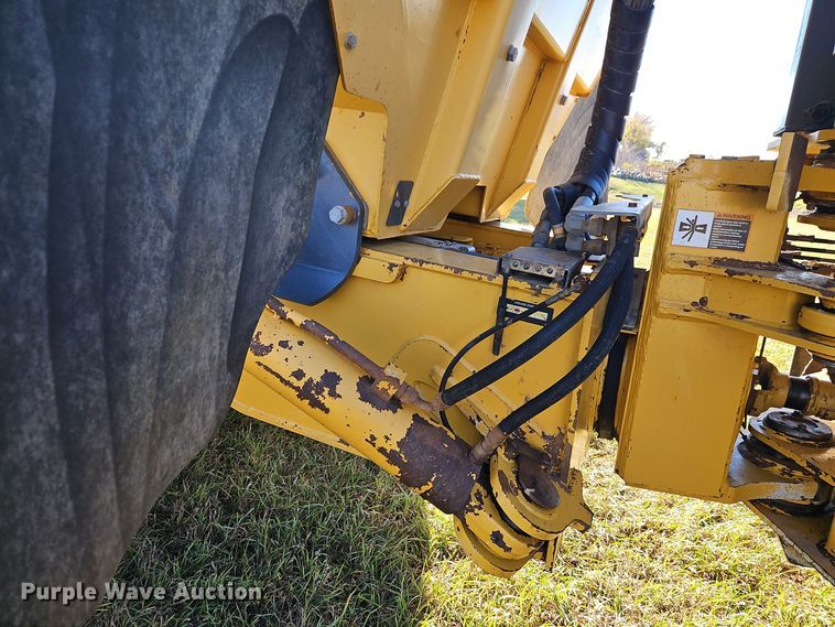 image for item DT7565 2006 John Deere 400D haul truck