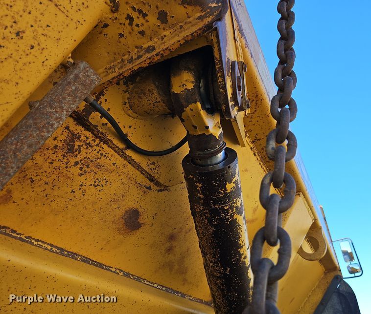 image for item DT7565 2006 John Deere 400D haul truck