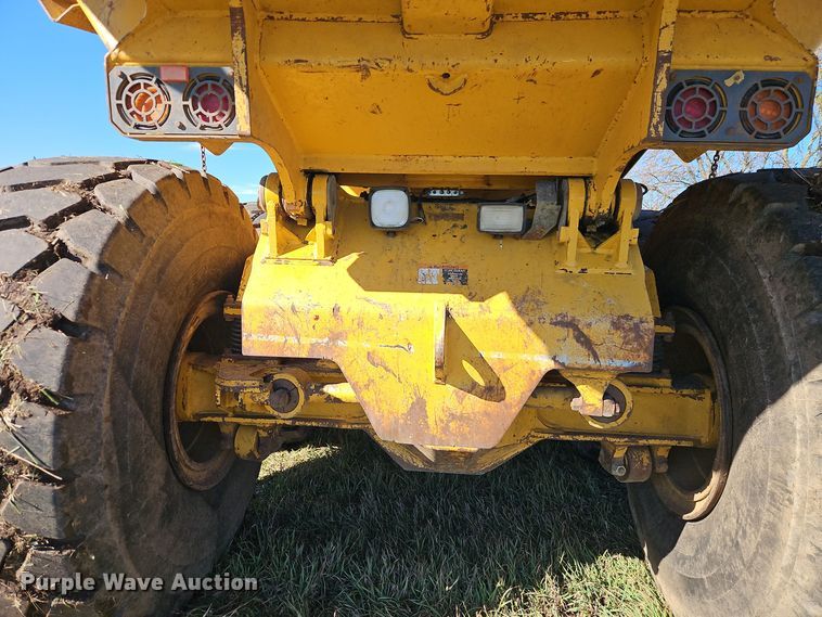 image for item DT7565 2006 John Deere 400D haul truck