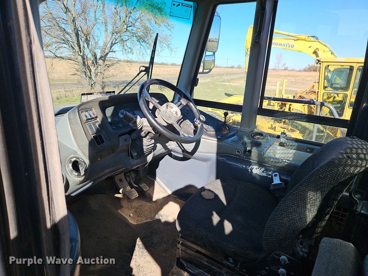 image for item DT7565 2006 John Deere 400D haul truck