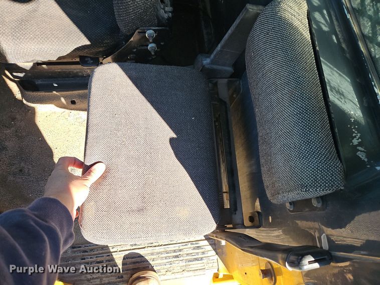 image for item DT7565 2006 John Deere 400D haul truck