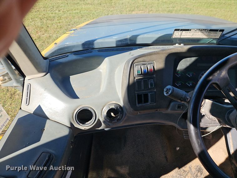 image for item DT7565 2006 John Deere 400D haul truck