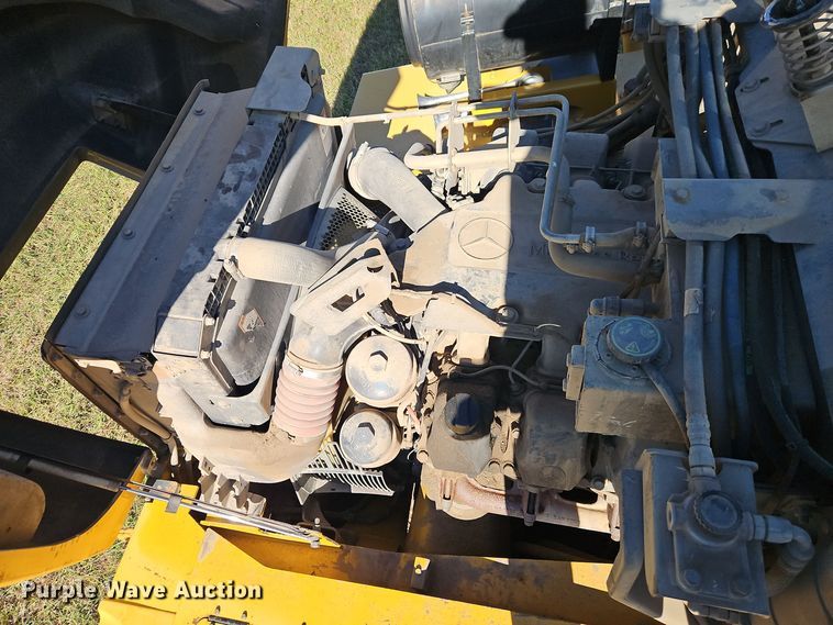 image for item DT7565 2006 John Deere 400D haul truck