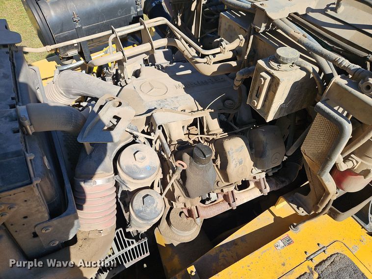 image for item DT7565 2006 John Deere 400D haul truck