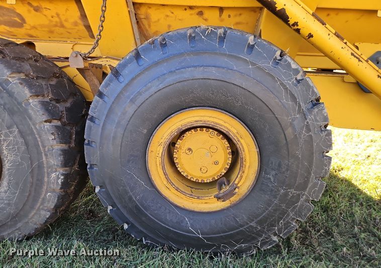 image for item DT7565 2006 John Deere 400D haul truck