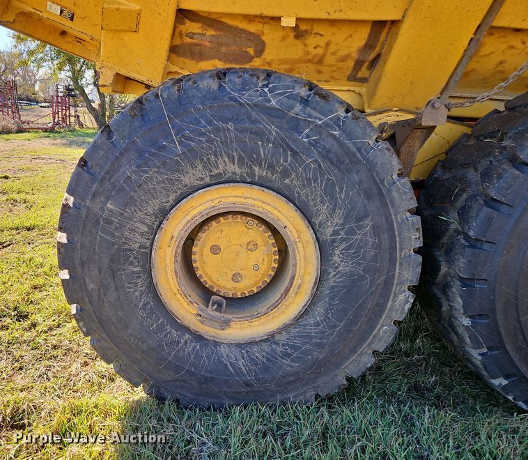 image for item DT7565 2006 John Deere 400D haul truck