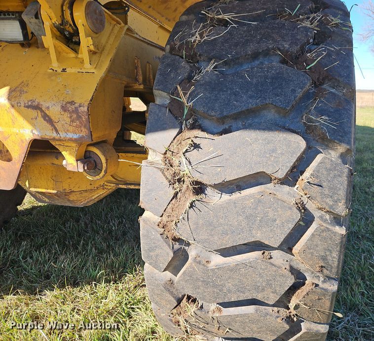 image for item DT7565 2006 John Deere 400D haul truck