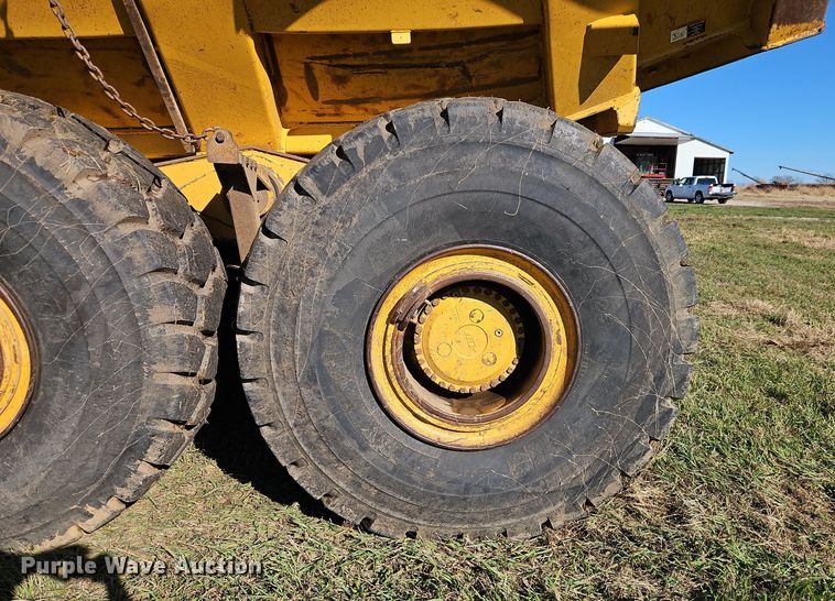 image for item DT7565 2006 John Deere 400D haul truck