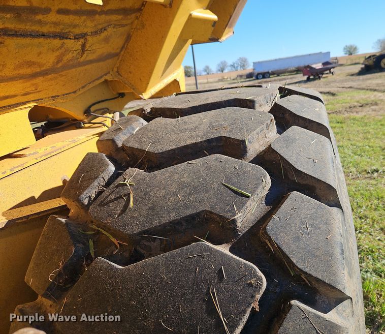 image for item DT7565 2006 John Deere 400D haul truck