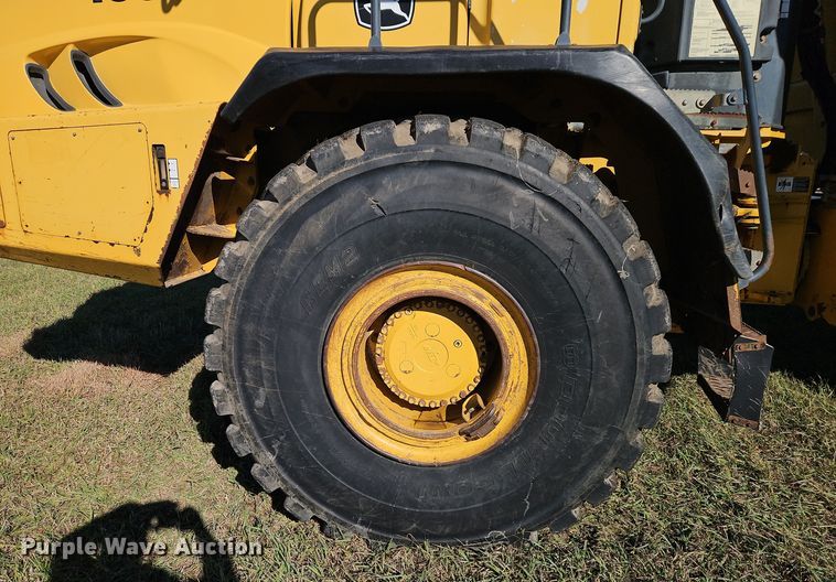 image for item DT7565 2006 John Deere 400D haul truck