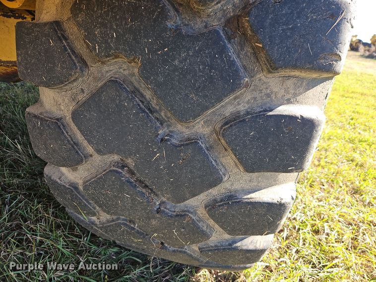 image for item DT7565 2006 John Deere 400D haul truck