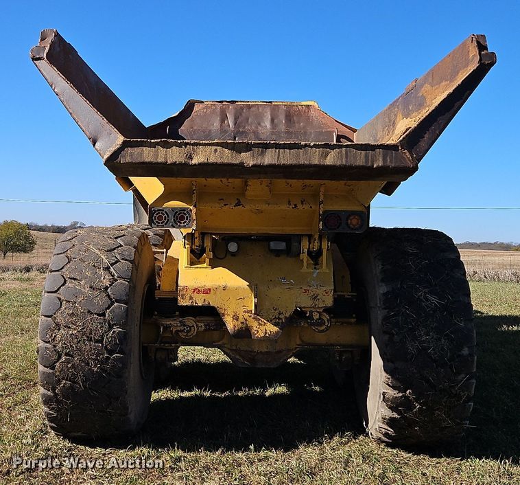 image for item DT7567 2006 John Deere 400D haul truck