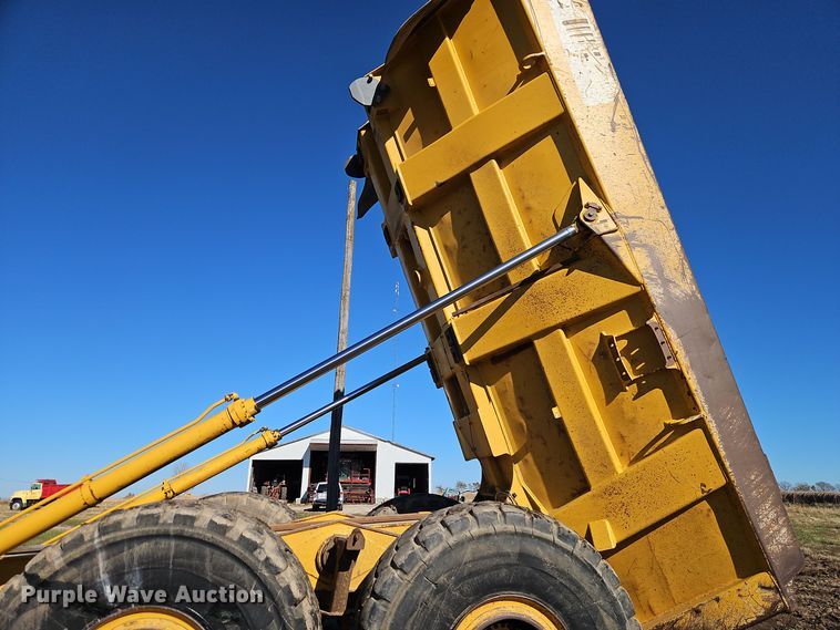 image for item DT7567 2006 John Deere 400D haul truck