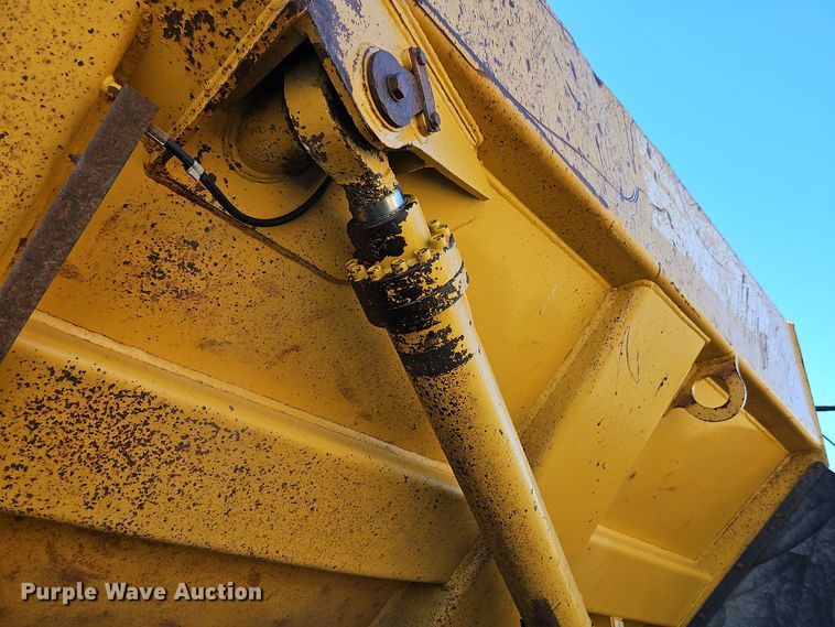 image for item DT7567 2006 John Deere 400D haul truck