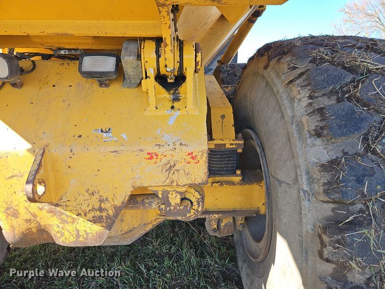 image for item DT7567 2006 John Deere 400D haul truck