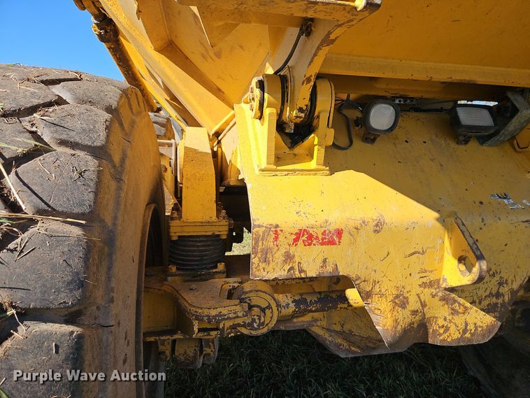 image for item DT7567 2006 John Deere 400D haul truck